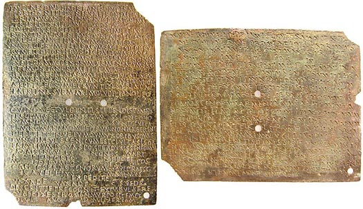Бронзовый военный диплом, датированный Martius VII, CMXIII AUC (7 марта 160 г. н.э.), 132 мм/5,25 дюймов в высоту и 100 мм/4 дюйма в ширину с четко видимой практически полностью сохранившейся надписью с наружной стороны, три четверти которой повторяются на менее аккуратно выполненной надписи с внутренней стороны. Два отверстия - около центра и около нижнего правого угла –предназначены для скрепления со второй пластиной, которая отсутствует